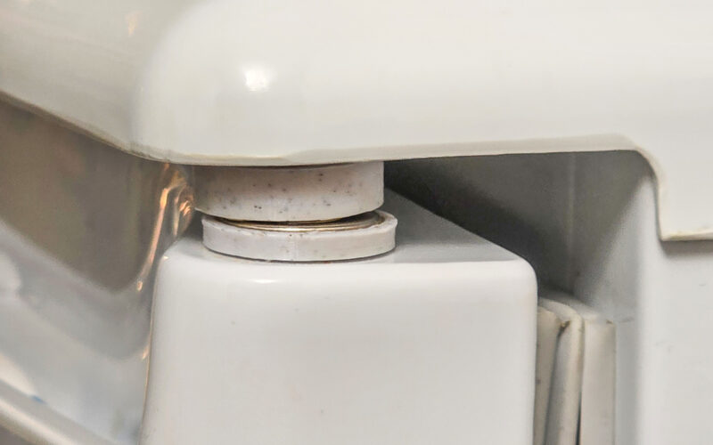 Fridge door closing magnet
