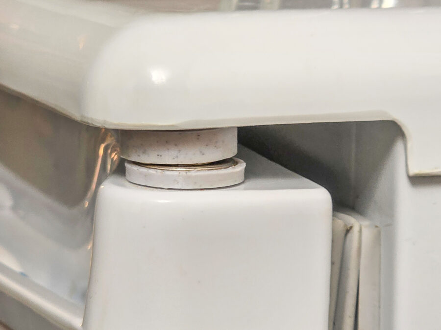 Fridge door closing magnet