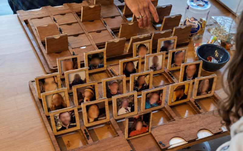Photo frame guessing game